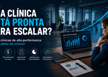 Consultor analisando indicadores financeiros e crescimento estratégico de clínica médica em ambiente corporativo